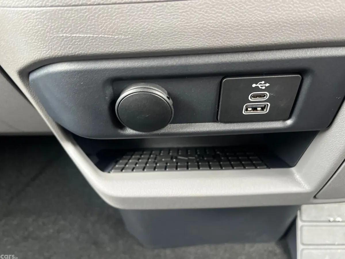 Volkswagen Caravelle MPV, Petrol Plug-in Hybrid, 2026, Black