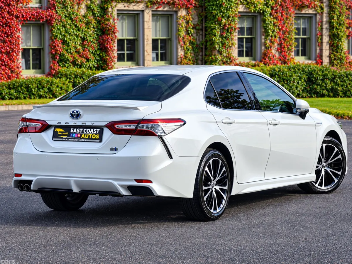 Toyota Camry Saloon, Petrol Hybrid, 2019, White