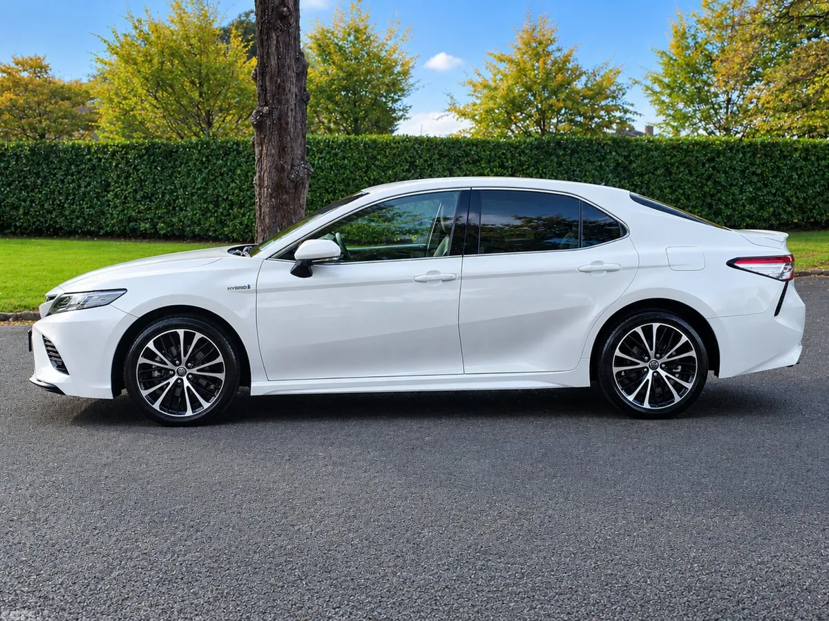 Toyota Camry Saloon, Petrol Hybrid, 2019, White