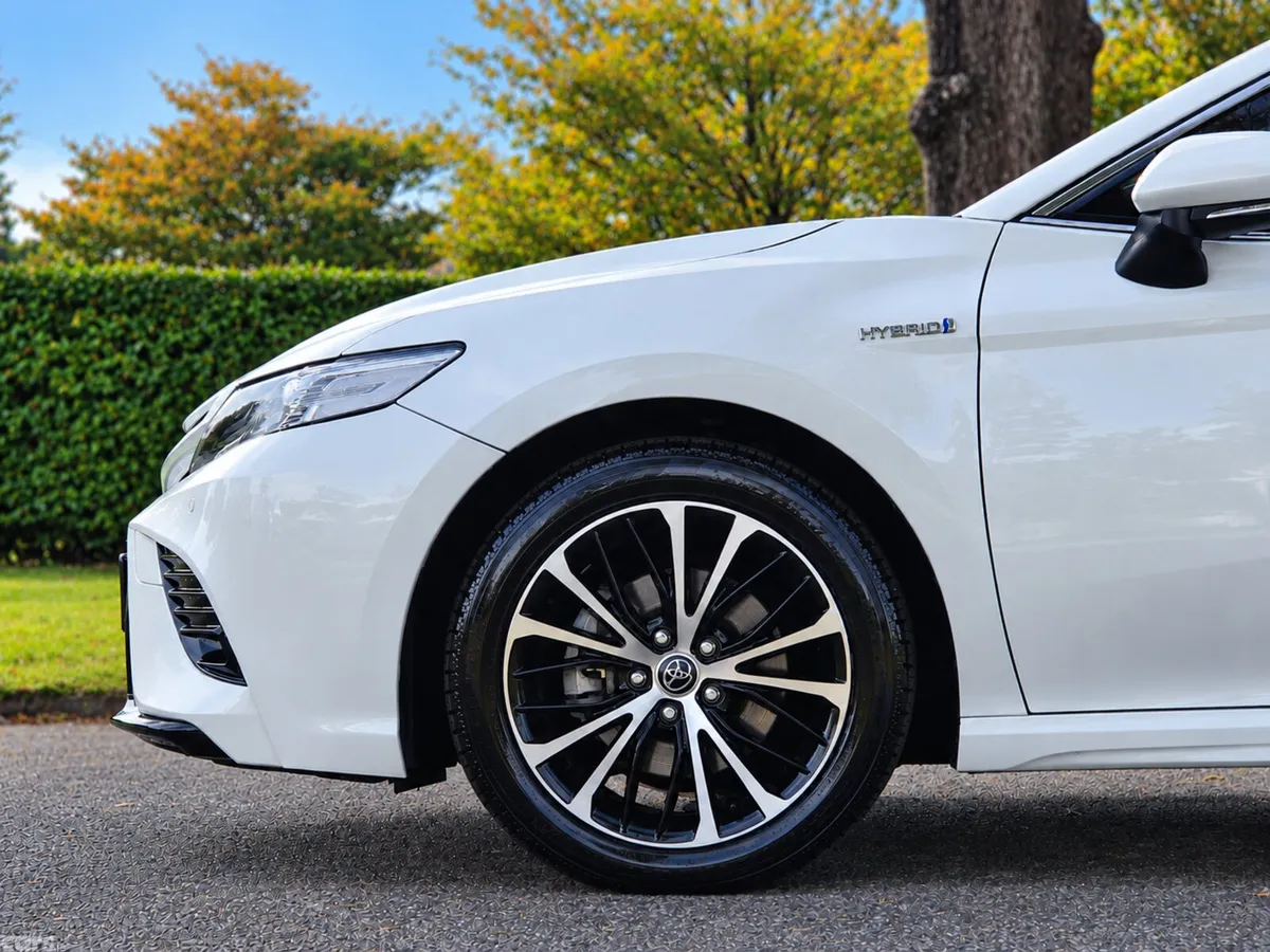 Toyota Camry Saloon, Petrol Hybrid, 2019, White