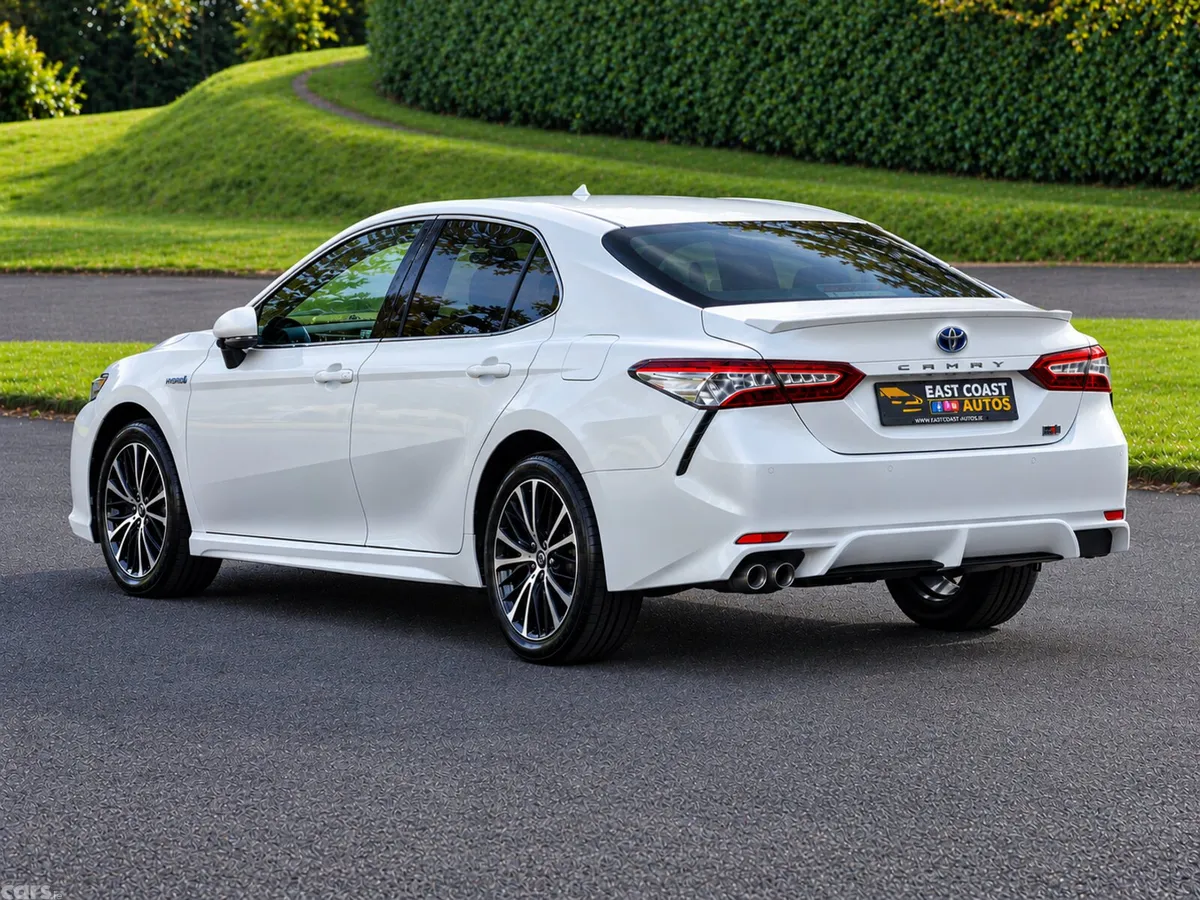 Toyota Camry Saloon, Petrol Hybrid, 2019, White