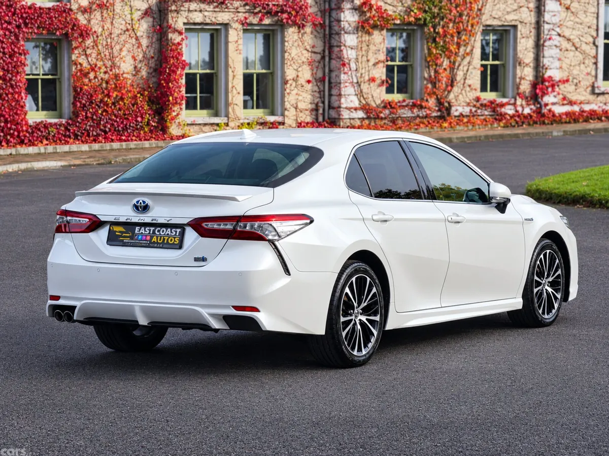 Toyota Camry Saloon, Petrol Hybrid, 2019, White