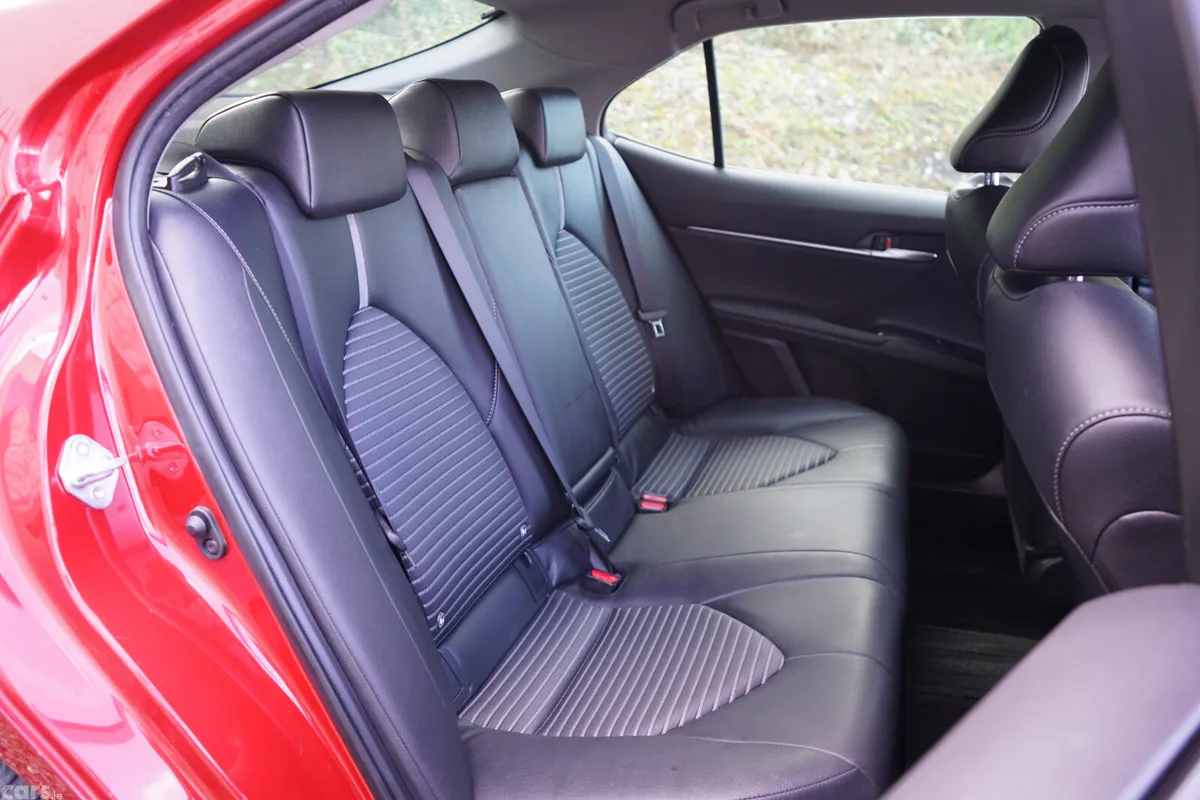 Toyota Camry Saloon, Petrol Hybrid, 2019, Red