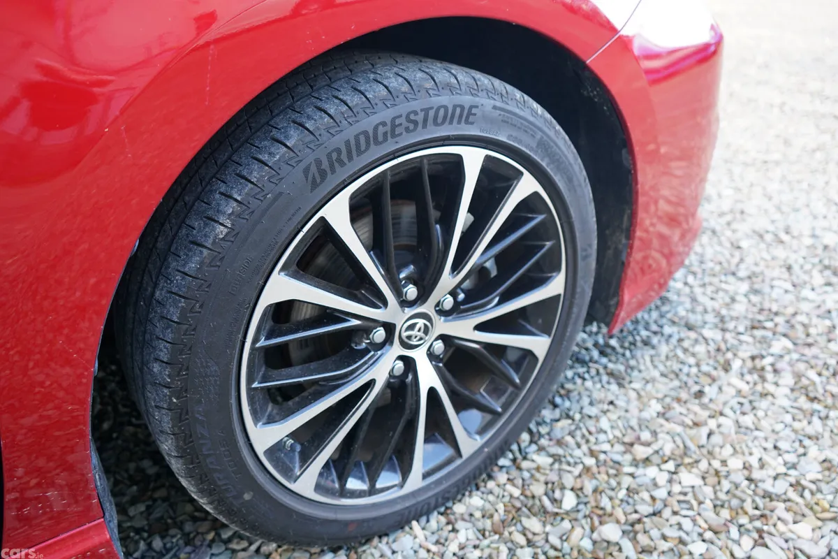 Toyota Camry Saloon, Petrol Hybrid, 2019, Red