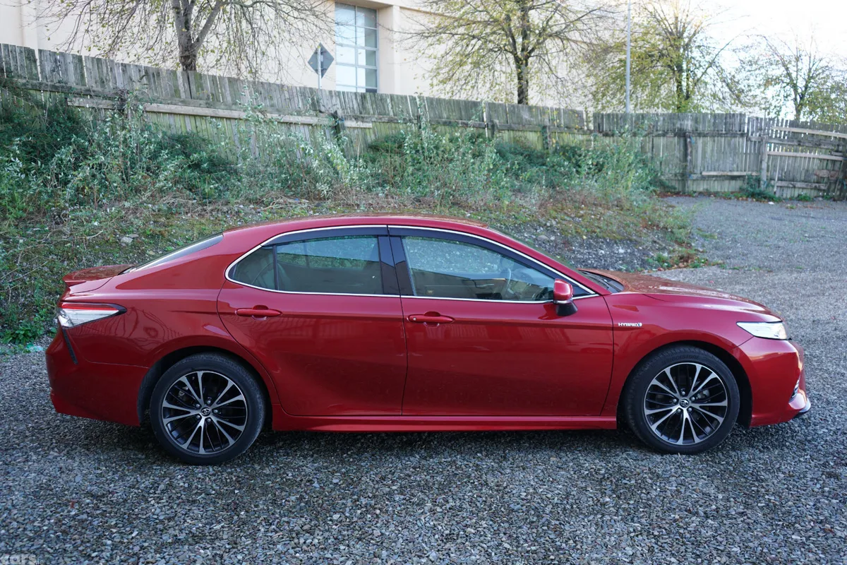 Toyota Camry Saloon, Petrol Hybrid, 2019, Red