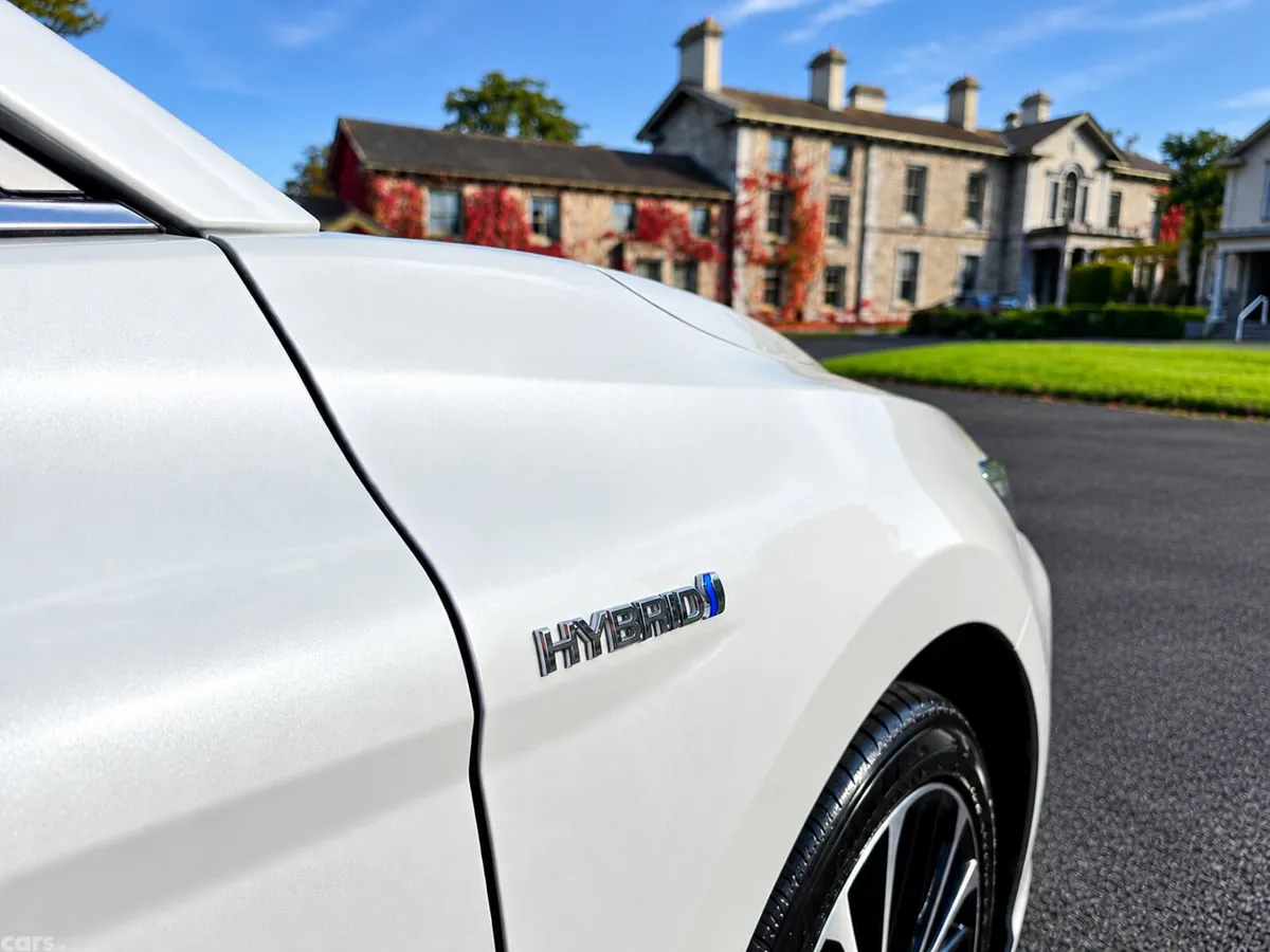 Toyota Camry Saloon, Petrol Hybrid, 2019, White
