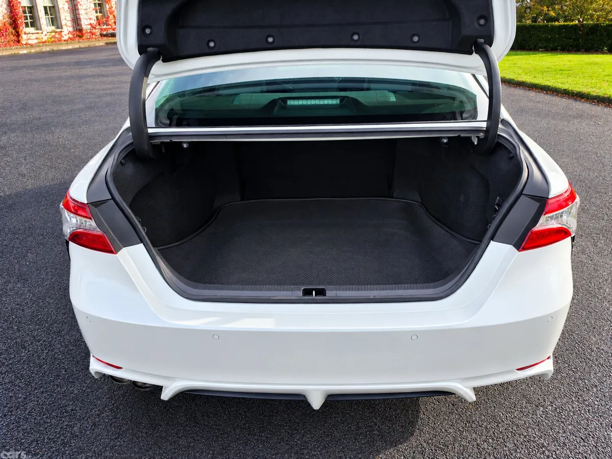Toyota Camry Saloon, Petrol Hybrid, 2019, White