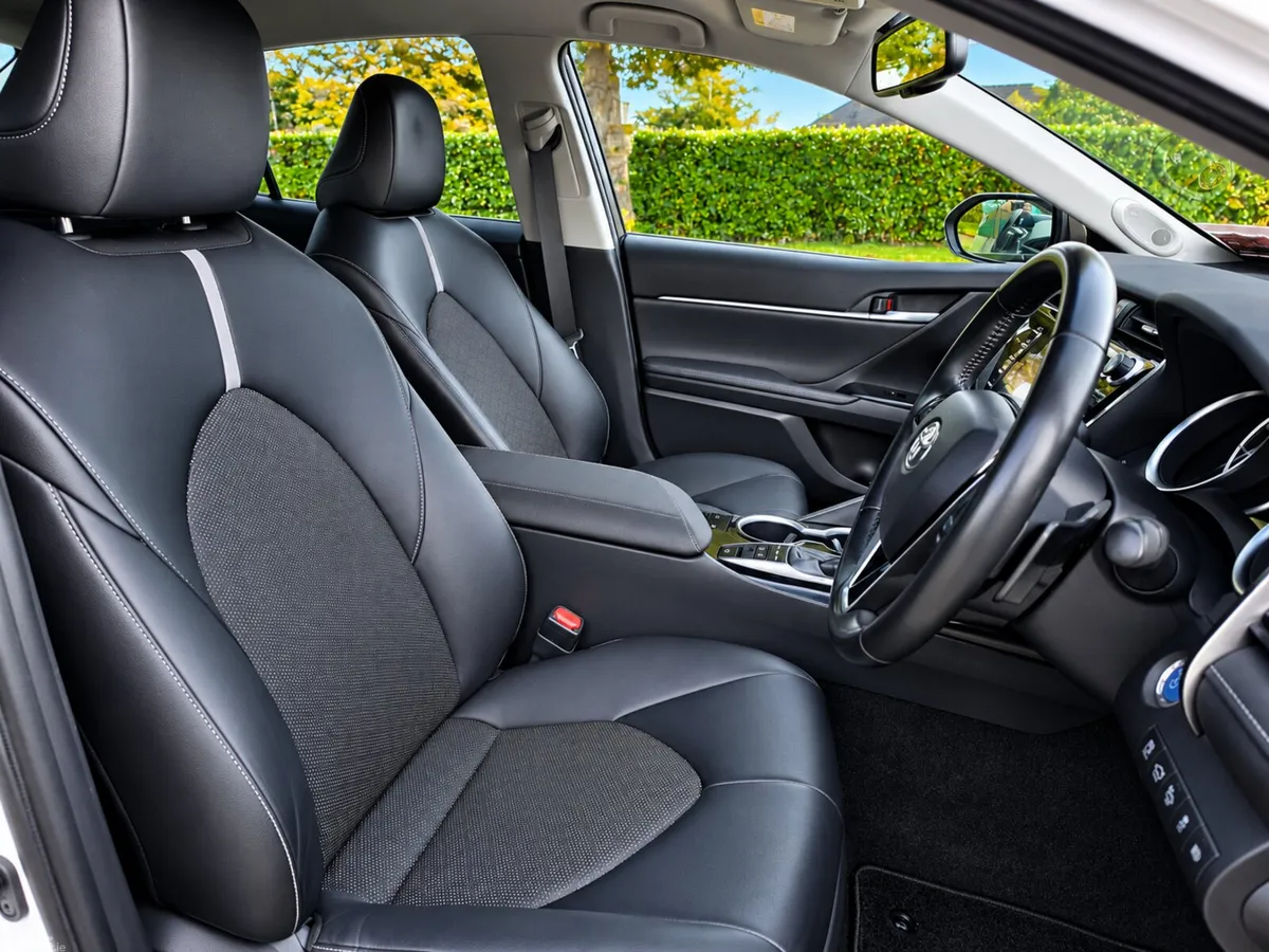 Toyota Camry Saloon, Petrol Hybrid, 2019, White