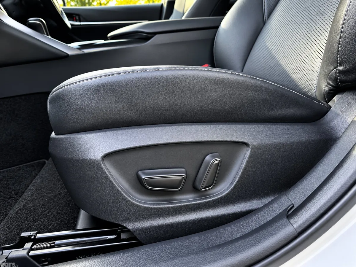 Toyota Camry Saloon, Petrol Hybrid, 2019, White