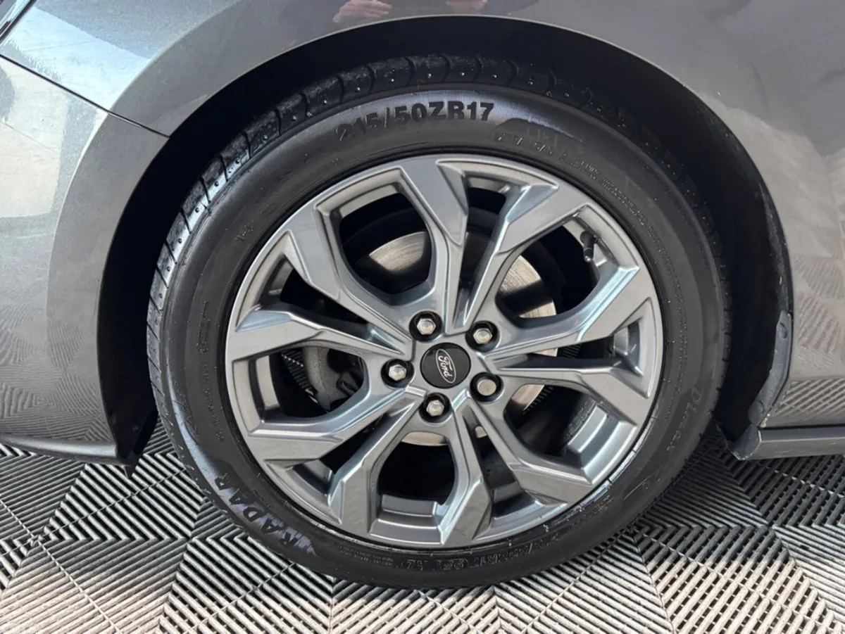 Ford Focus Hatchback, Diesel, 2023, Grey
