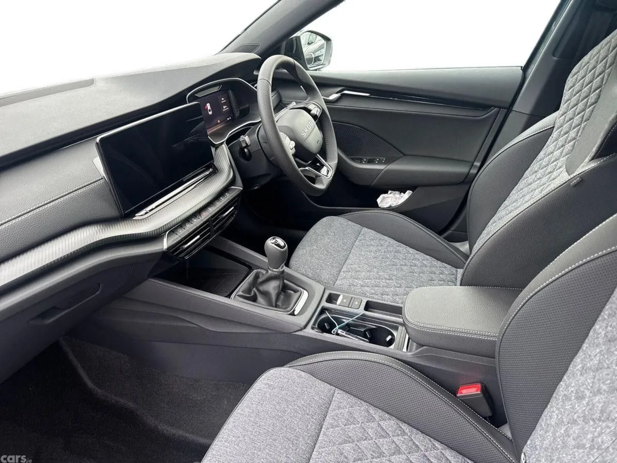 Skoda Octavia Hatchback, Diesel, 2027, Grey