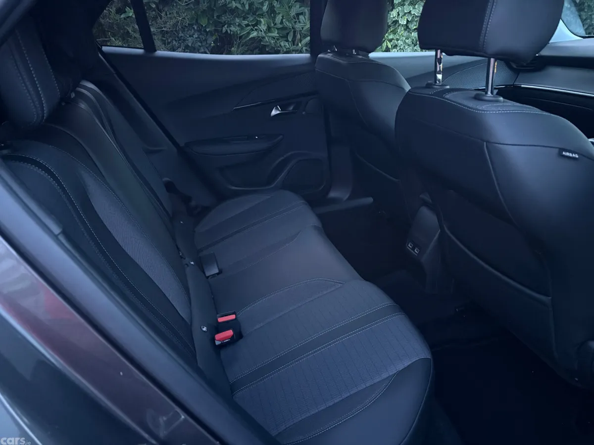 Peugeot 2008 MPV, Diesel, 2021, Grey