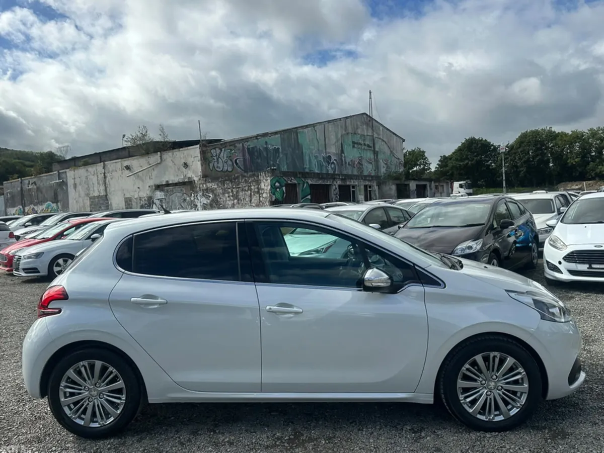 Peugeot 208 Hatchback, Petrol, 2017, White