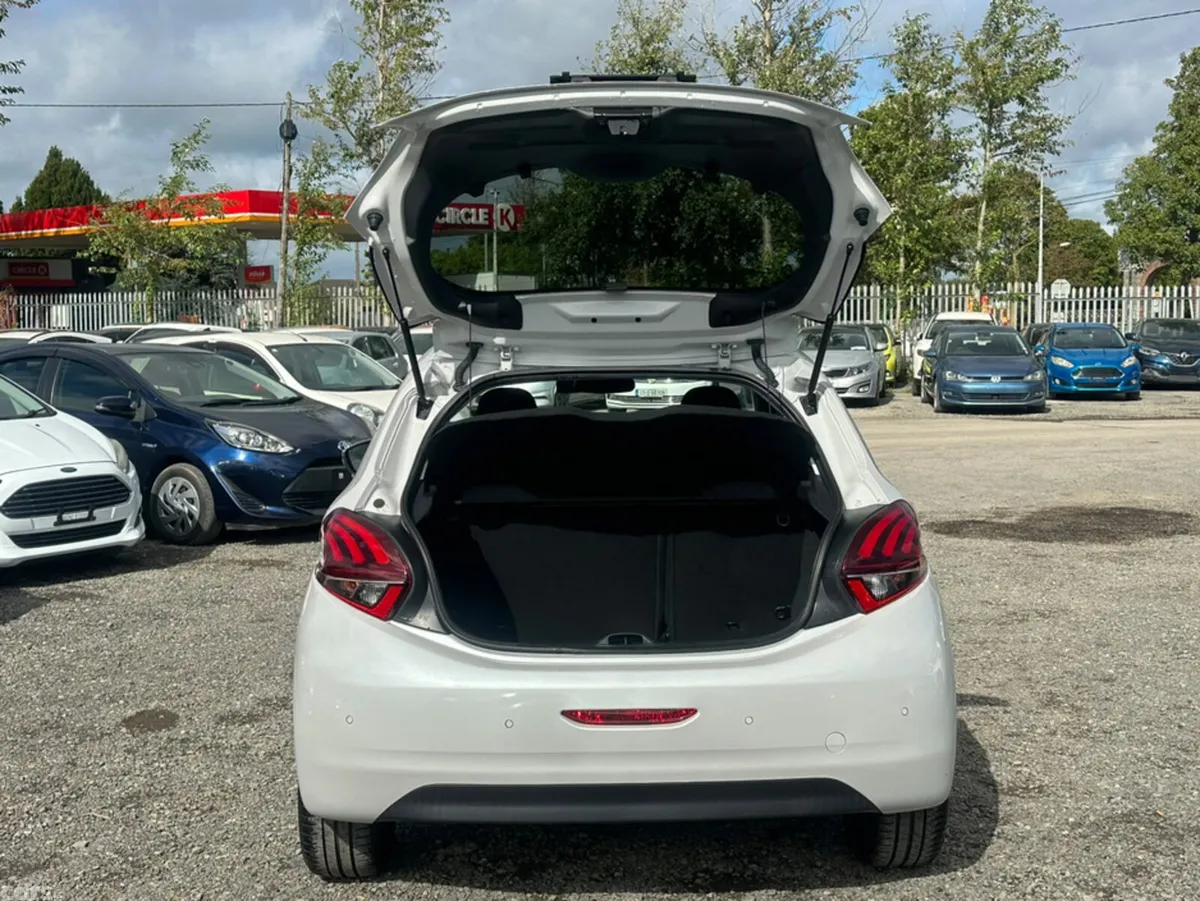 Peugeot 208 Hatchback, Petrol, 2017, White