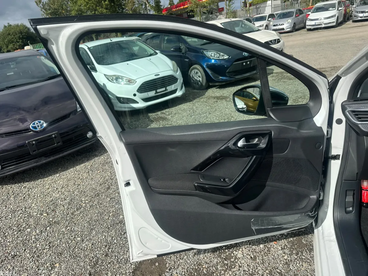 Peugeot 208 Hatchback, Petrol, 2017, White