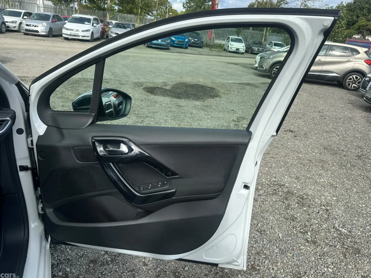 Peugeot 208 Hatchback, Petrol, 2017, White