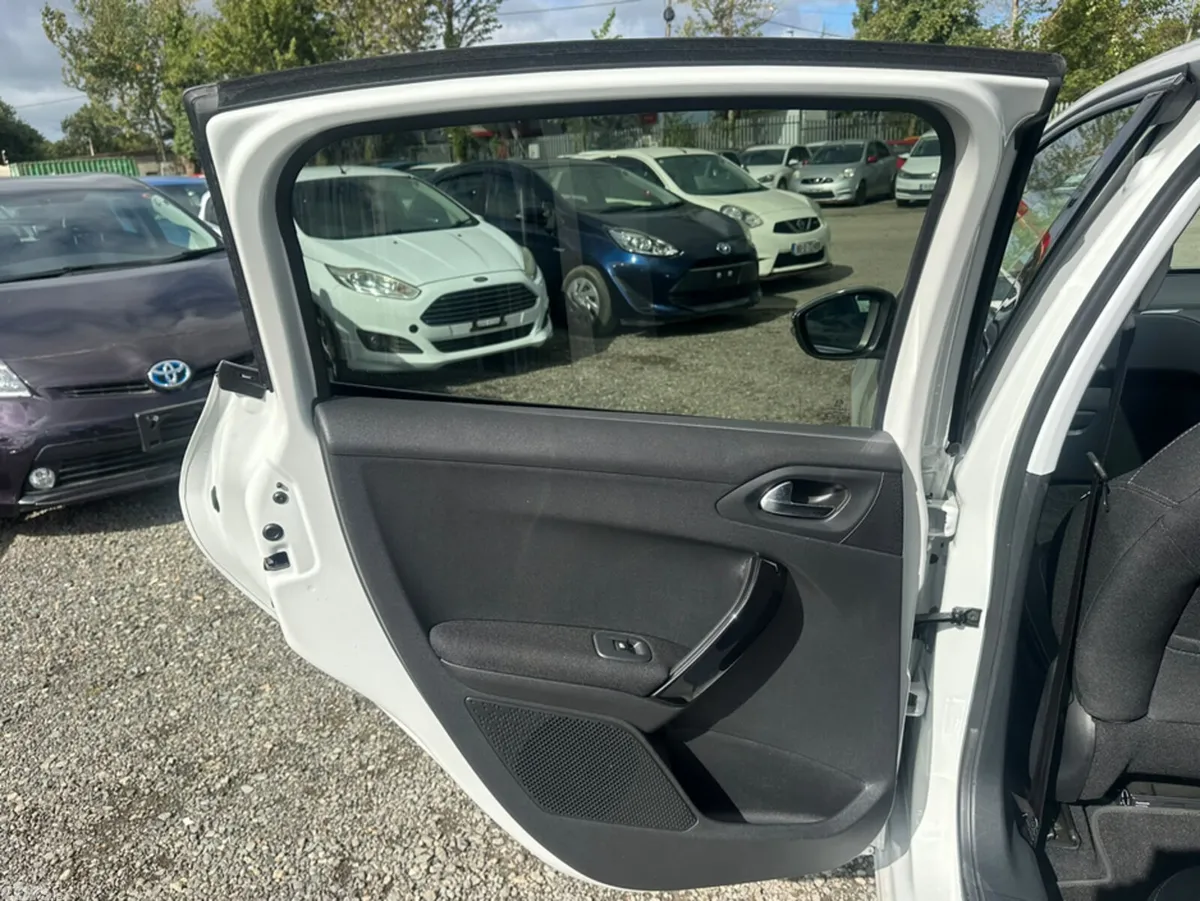 Peugeot 208 Hatchback, Petrol, 2017, White