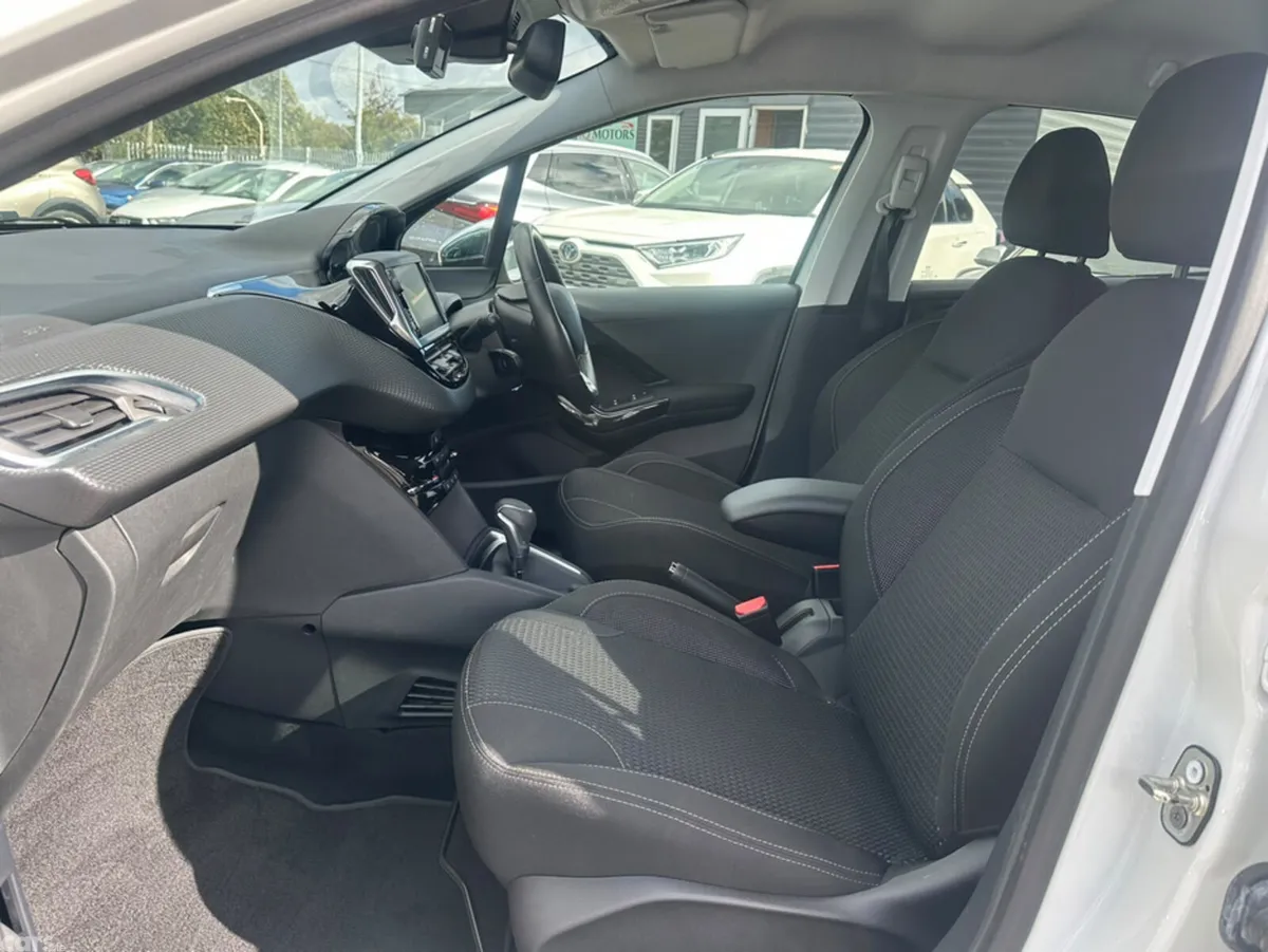 Peugeot 208 Hatchback, Petrol, 2017, White