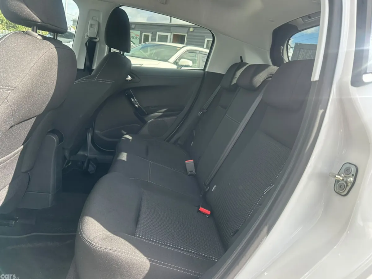 Peugeot 208 Hatchback, Petrol, 2017, White