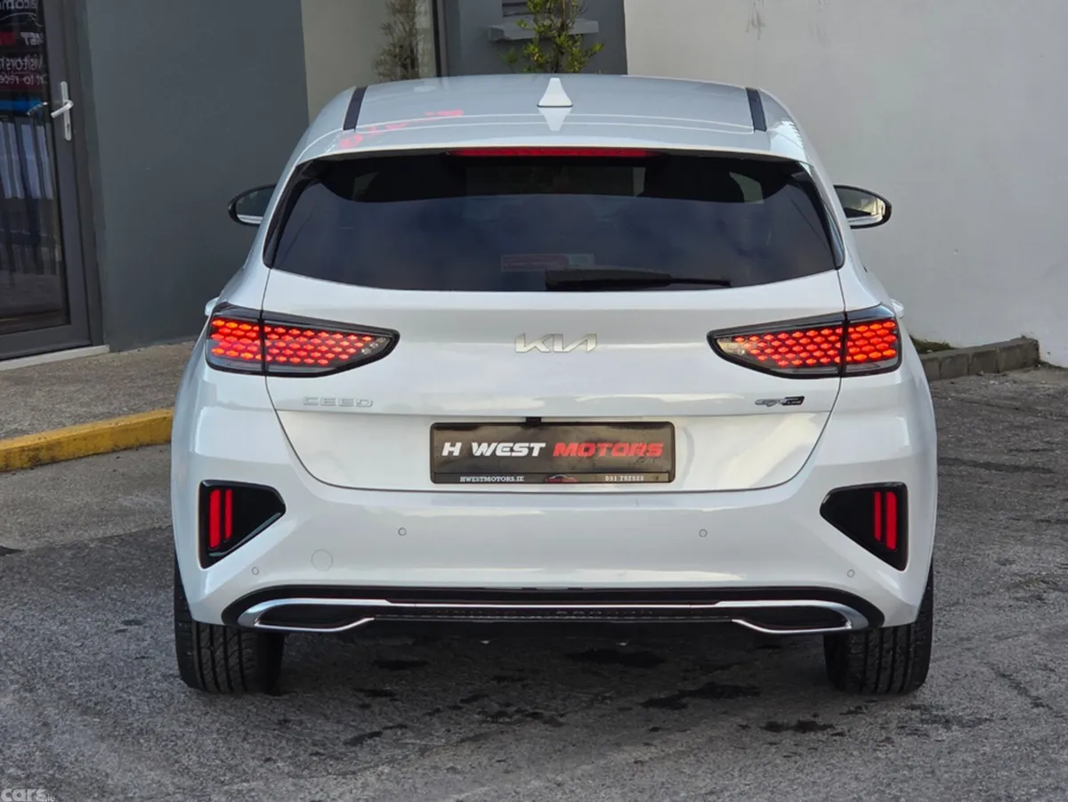 Kia Ceed Hatchback, Diesel, 2023, White