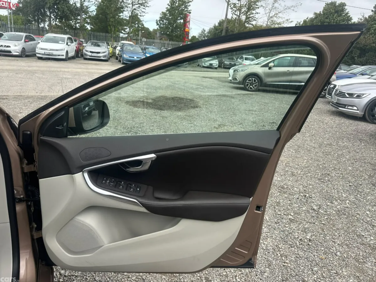 Volvo V40 Hatchback, Diesel, 2016, Brown