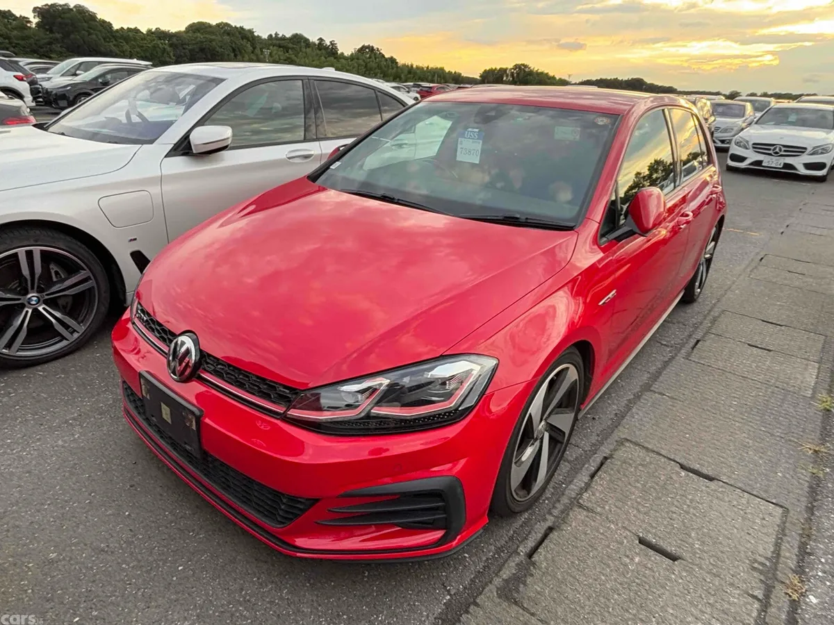 Volkswagen Golf Hatchback, Petrol, 2017, Red