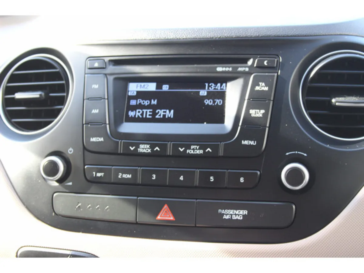 Hyundai i10 Hatchback, Petrol, 2015, White