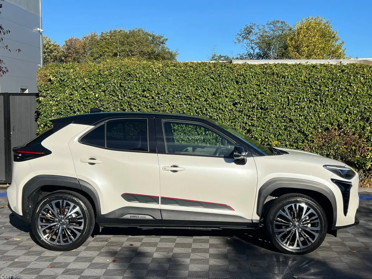 Toyota Yaris Cross Hatchback, Petrol Hybrid, 2021, White