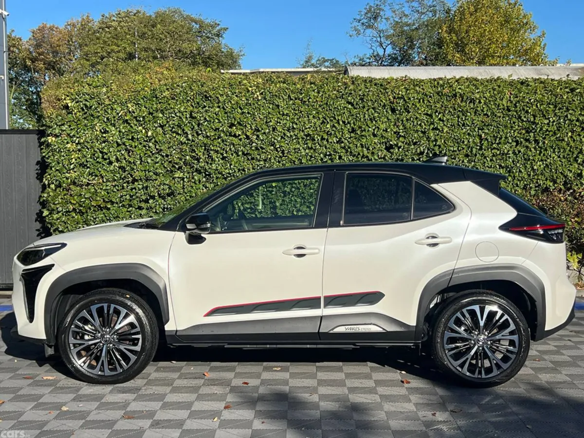 Toyota Yaris Cross Hatchback, Petrol Hybrid, 2021, White