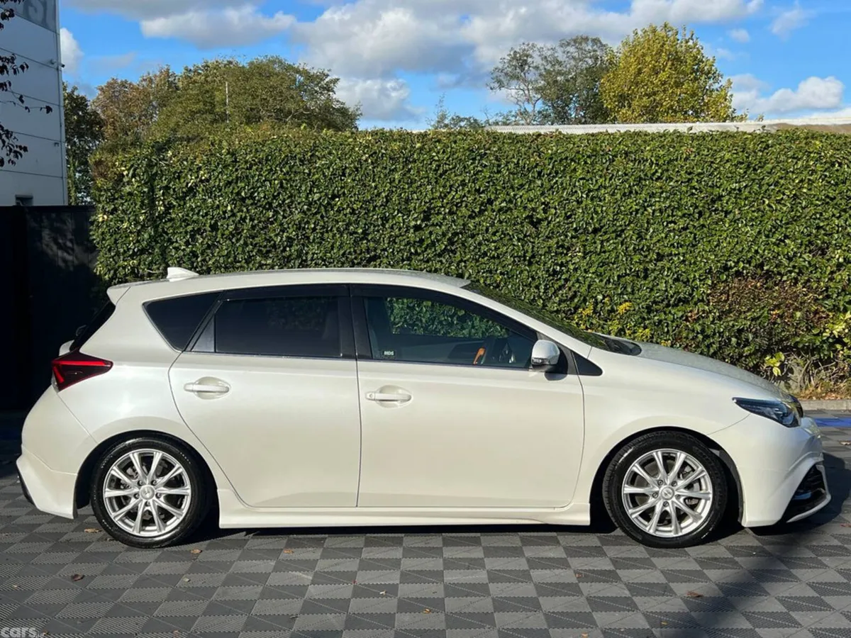 Toyota Auris Hatchback, Petrol Hybrid, 2017, White