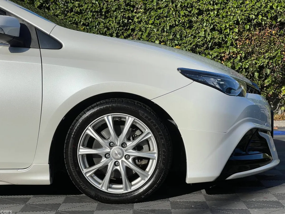 Toyota Auris Hatchback, Petrol Hybrid, 2017, White
