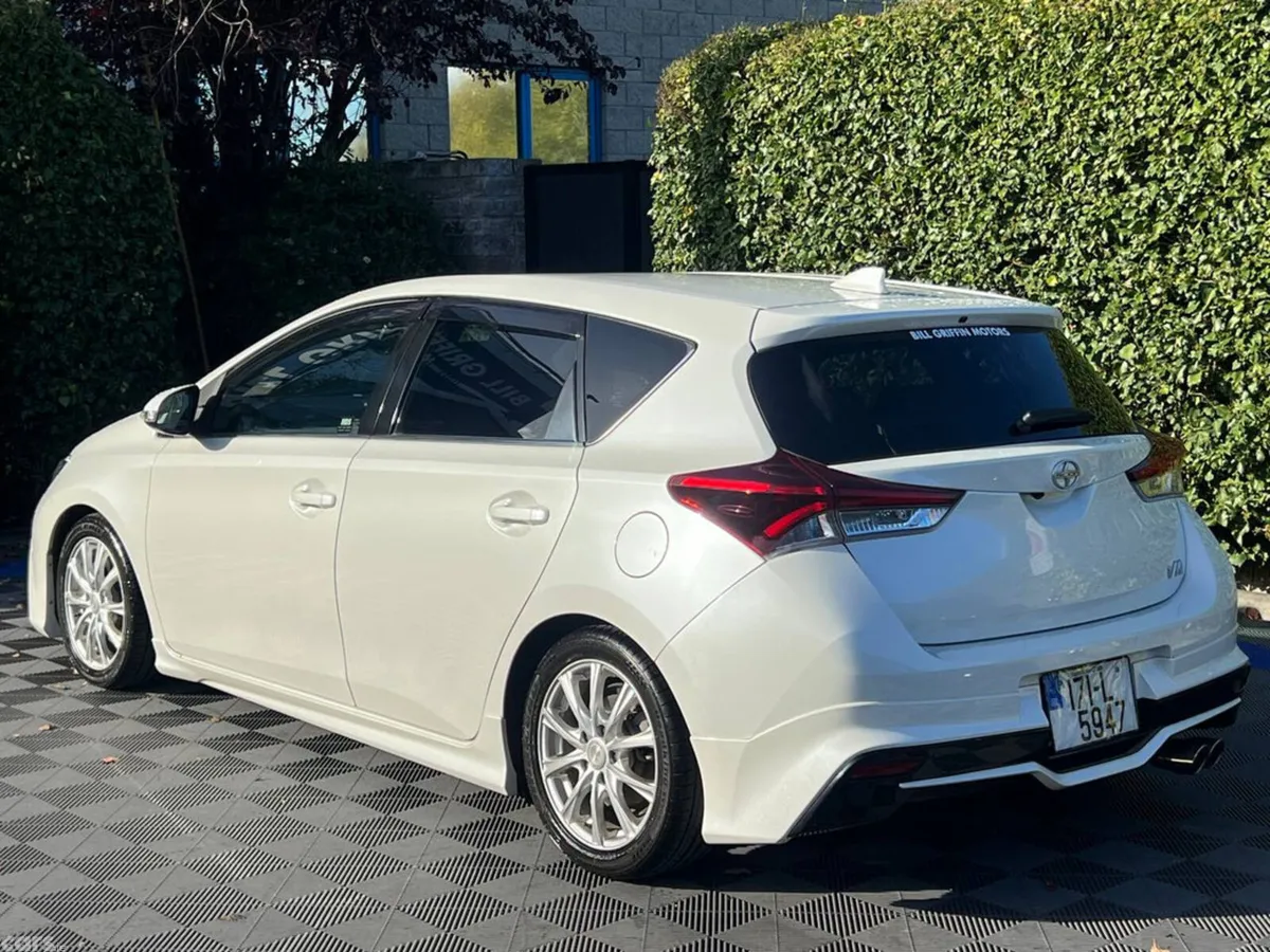 Toyota Auris Hatchback, Petrol Hybrid, 2017, White