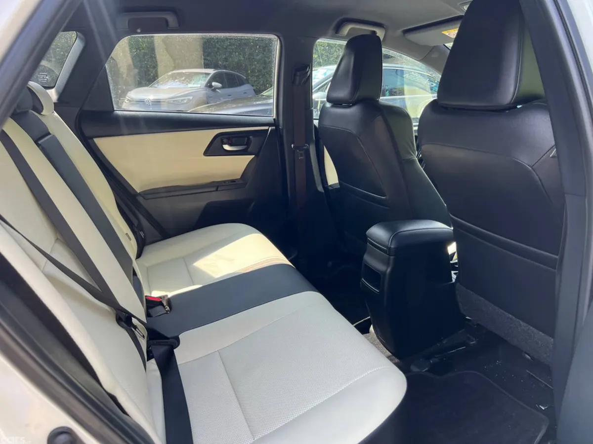 Toyota Auris Hatchback, Petrol Hybrid, 2017, White