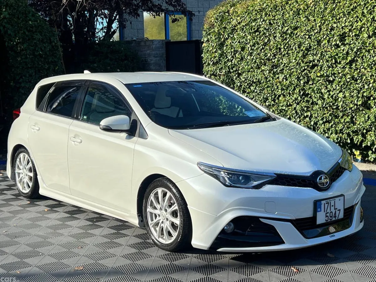 Toyota Auris Hatchback, Petrol Hybrid, 2017, White