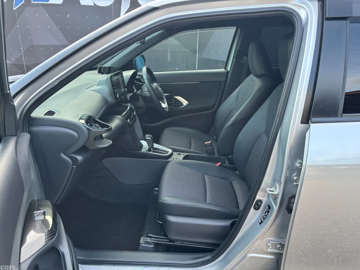 Toyota Yaris Cross Estate, Petrol Hybrid, 2022, Silver