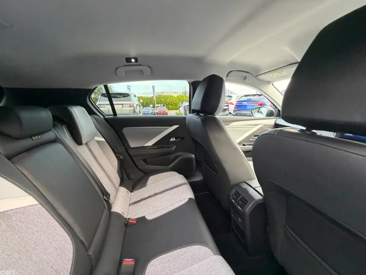 Opel Astra Hatchback, Diesel, 2022, White