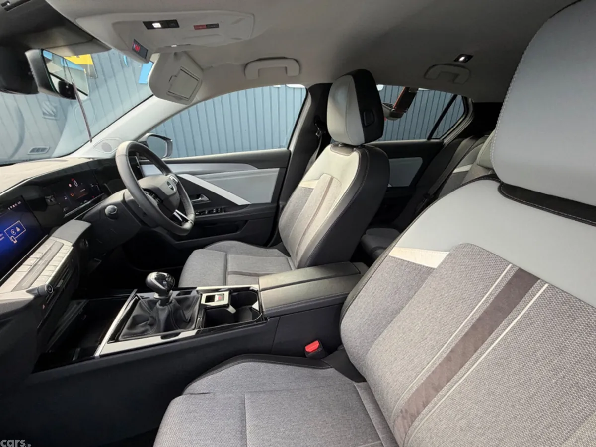 Opel Astra Hatchback, Diesel, 2022, White