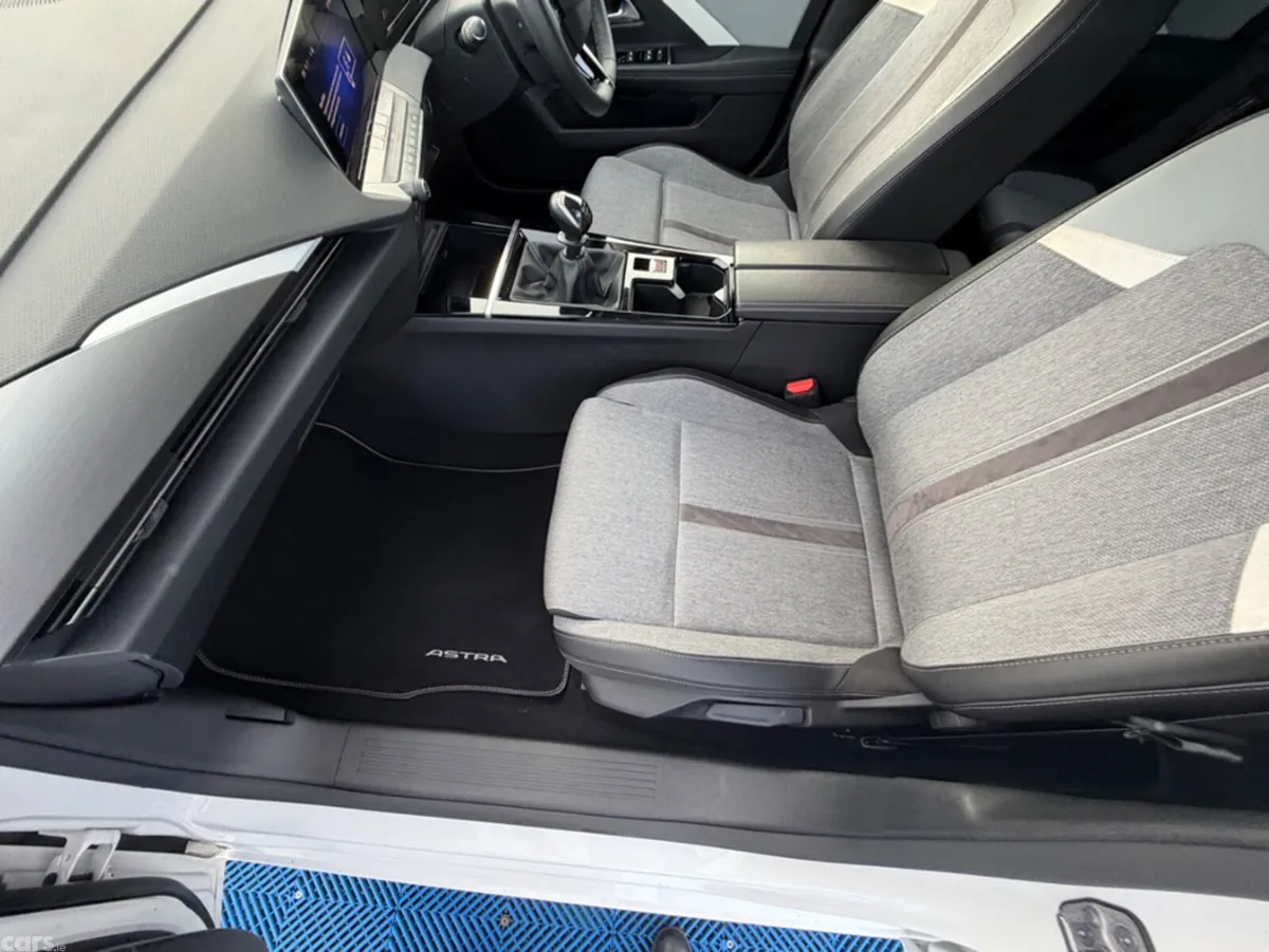 Opel Astra Hatchback, Diesel, 2022, White