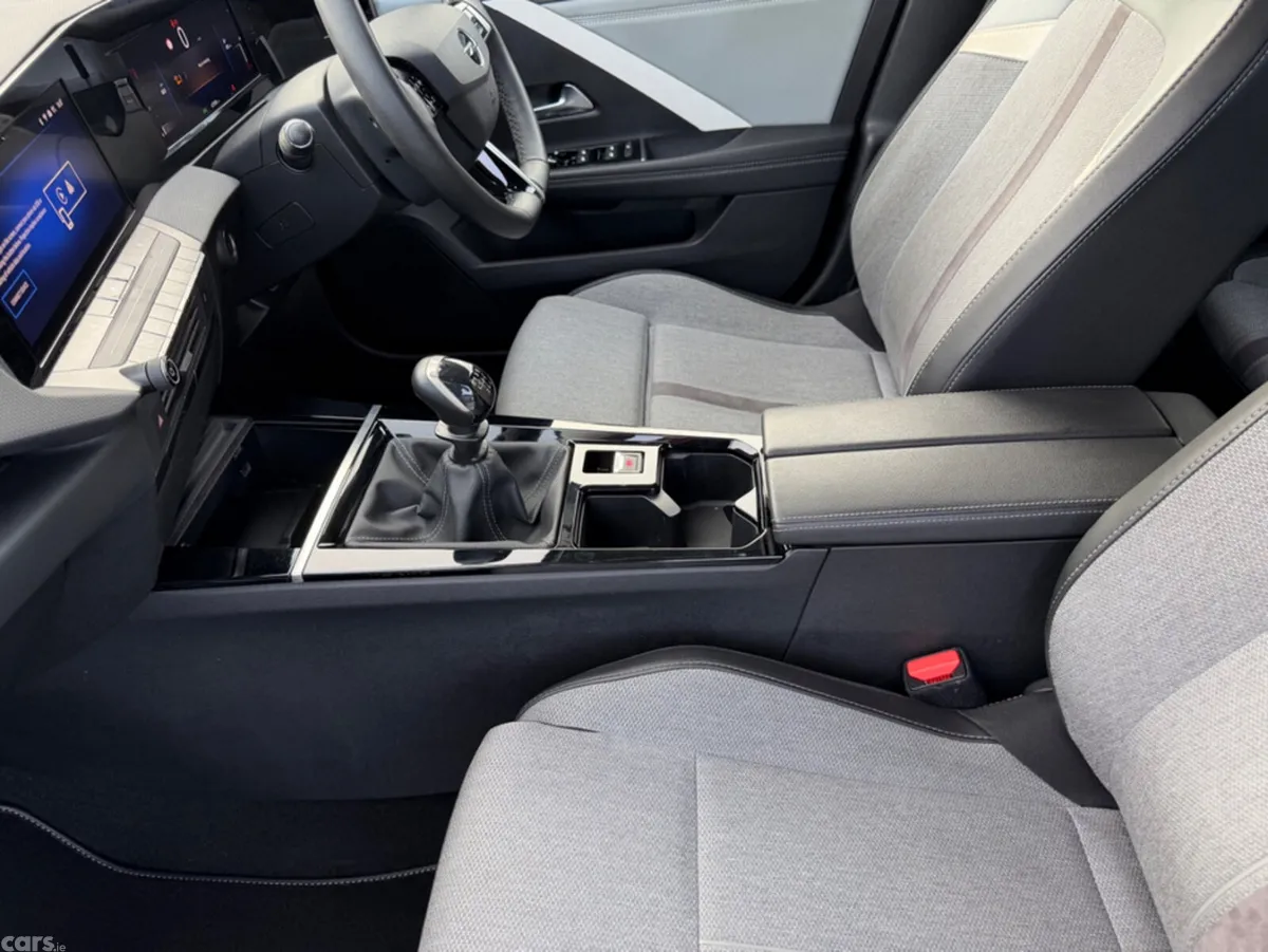 Opel Astra Hatchback, Diesel, 2022, White