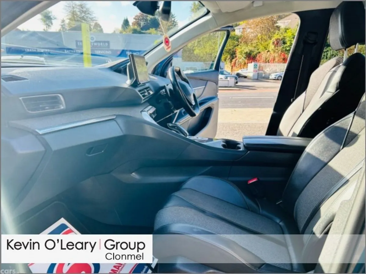 Peugeot 5008 MPV, Diesel, 2022, Blue