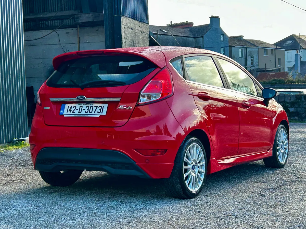 Ford Fiesta Hatchback, Petrol, 2014, Red