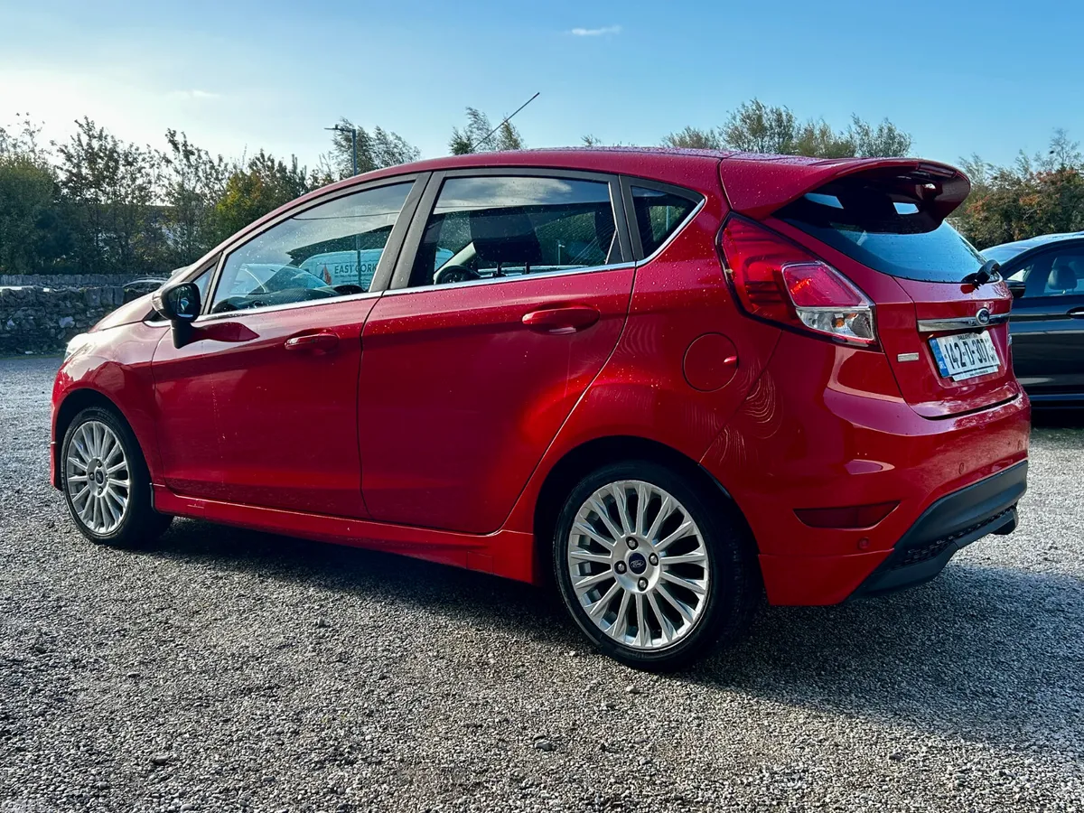 Ford Fiesta Hatchback, Petrol, 2014, Red