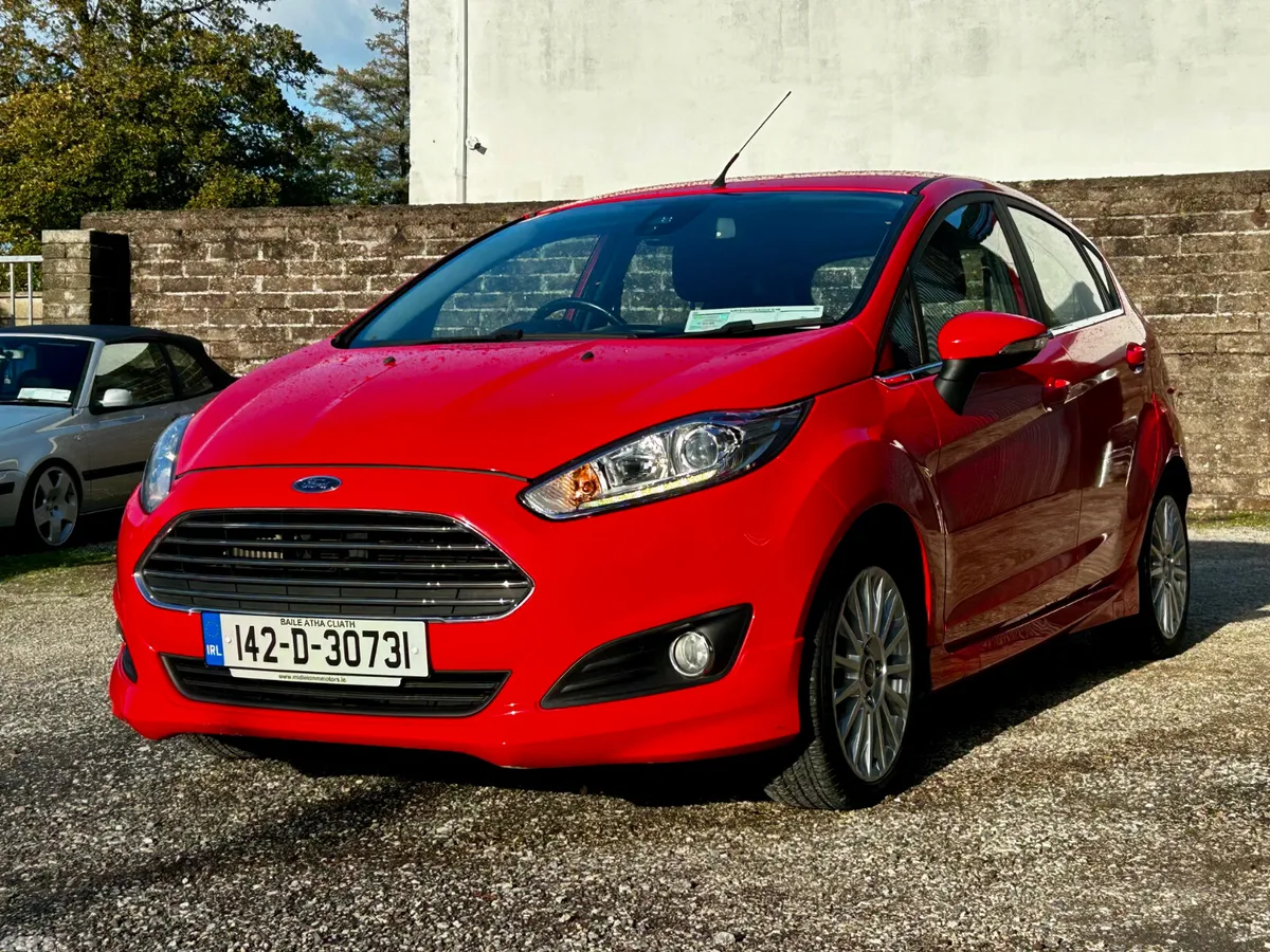 Ford Fiesta Hatchback, Petrol, 2014, Red