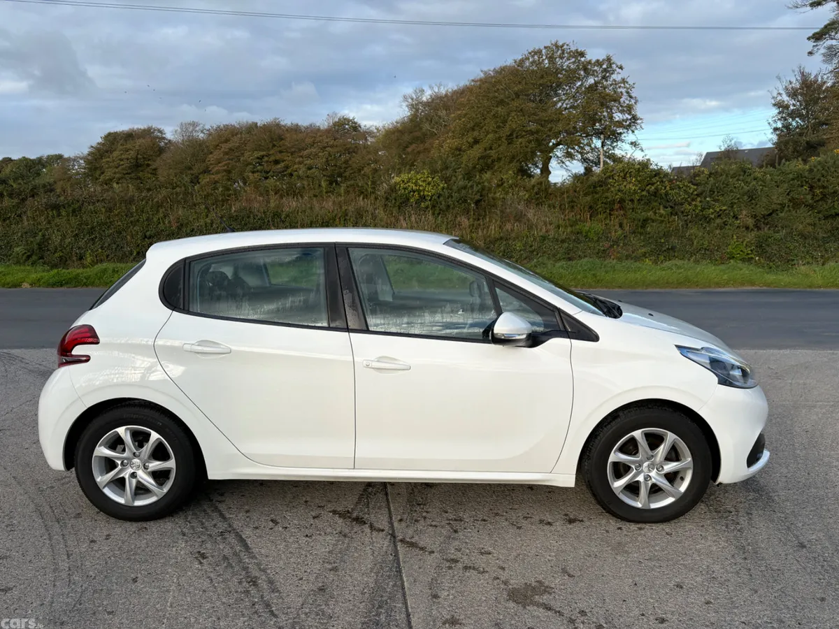 Peugeot 208 Hatchback, Petrol, 2016, White