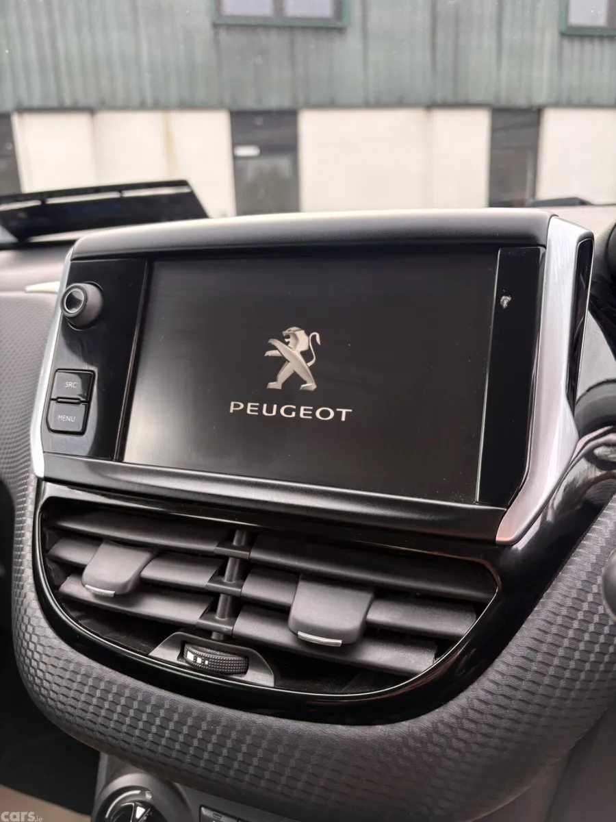Peugeot 208 Hatchback, Petrol, 2016, White