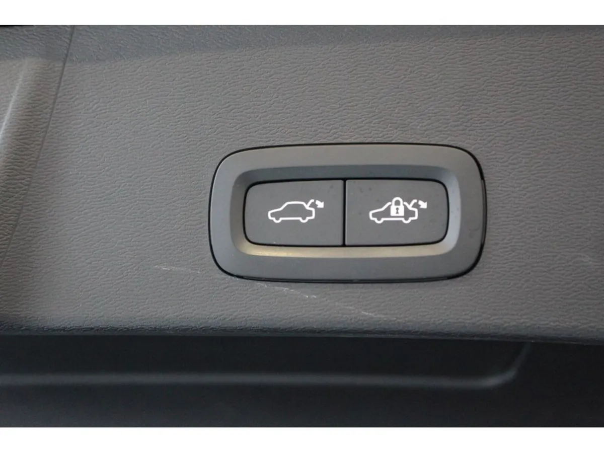 Volvo XC40 Estate, Petrol Plug-in Hybrid, 2022, Black