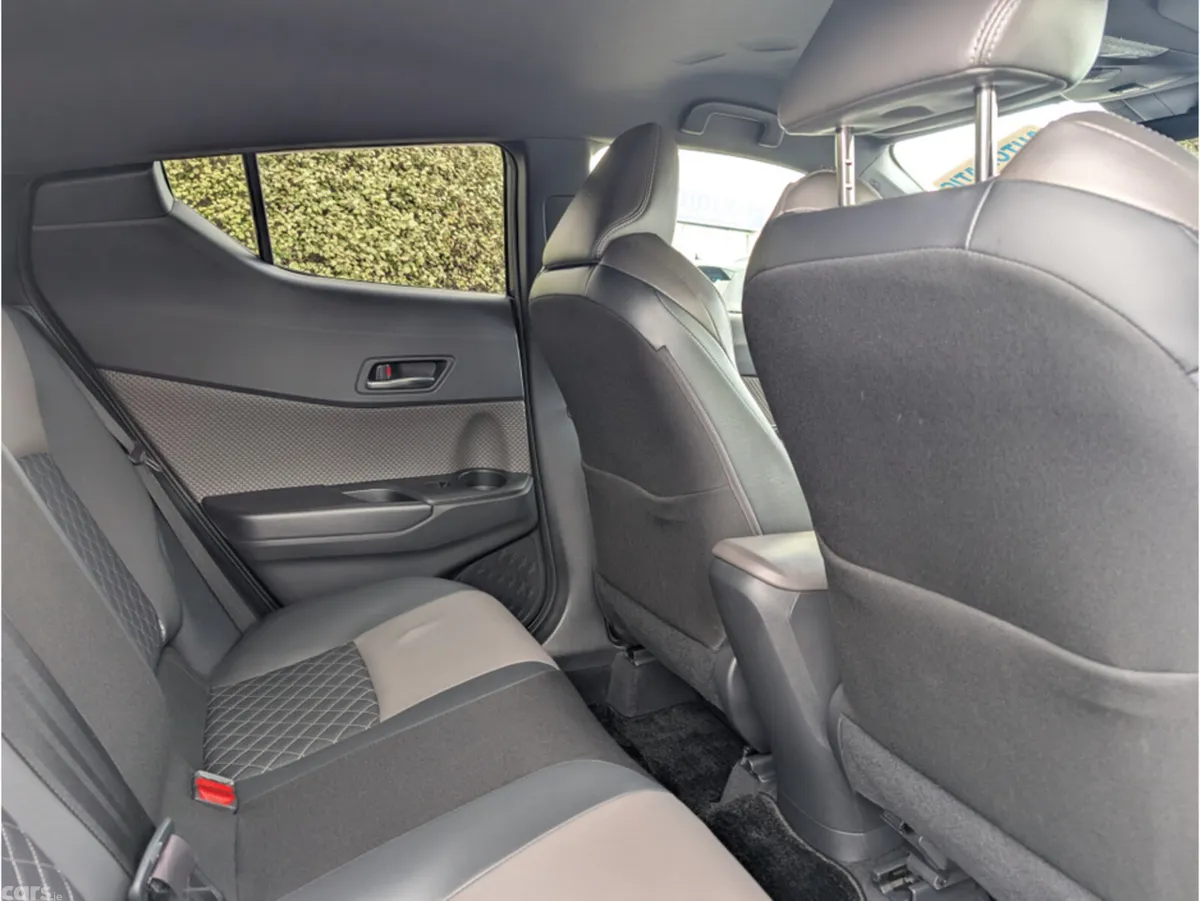 Toyota C-HR SUV, Petrol Hybrid, 2021, White