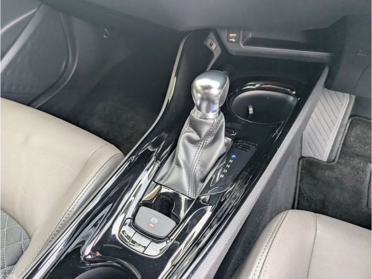 Toyota C-HR SUV, Petrol Hybrid, 2021, White