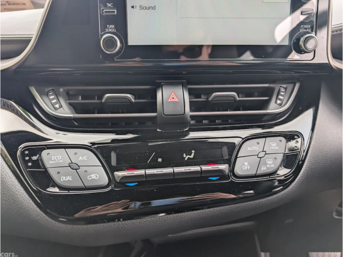 Toyota C-HR SUV, Petrol Hybrid, 2021, White