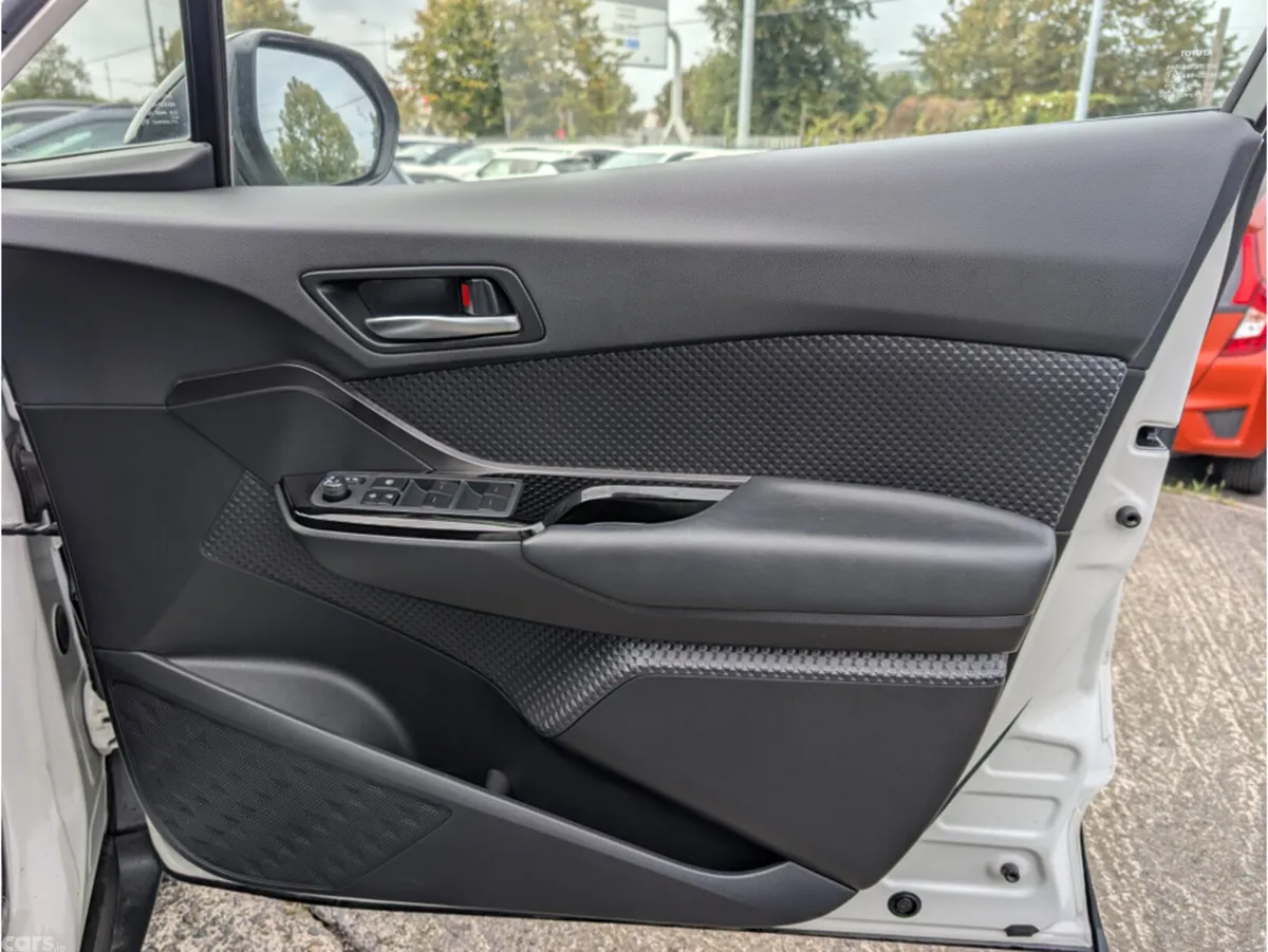 Toyota C-HR SUV, Petrol Hybrid, 2021, White